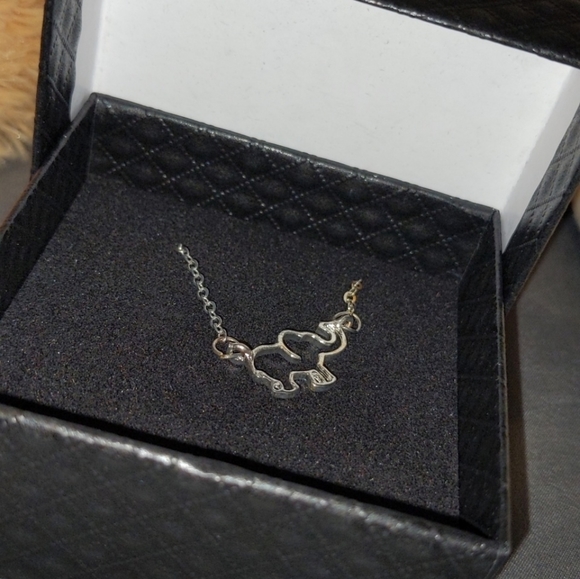 Brand new silver elephant necklace by Vonachi - Picture 3 of 3